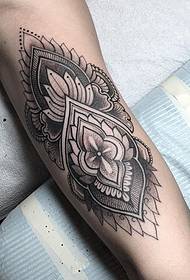 Iso käsivarsi vanilja musta harmaa piste tatuointi tatuointi tatuointi malli