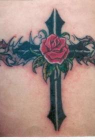 Ang braso ng itim na cross at pulang rosas na pattern ng tattoo