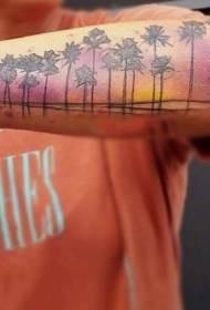 Braccio colorato da spiaggia con una fila di disegni di tatuaggi di palme