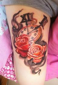 Immagine del tatuaggio del vecchio orologio di colore del braccio