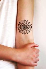 Arm lille sort og hvid smukt design blomster tatoveringsmønster