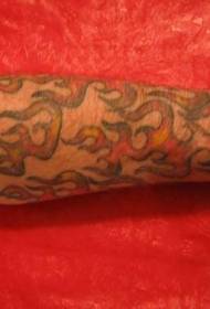 Malý vzor tetovania plameňa na paži