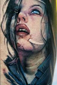 Мистериозна жена тетоважа во стил на илустрација
