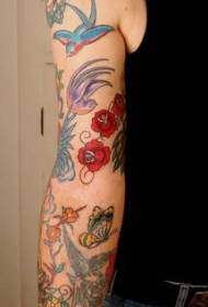 Rokas krāsains vecās skolas ziedu tauriņa tetovējums