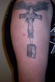 手臂上的鷹和十字架紋身圖案