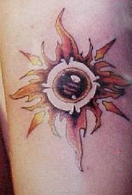 Braço chama sol símbolo tatuagem padrão
