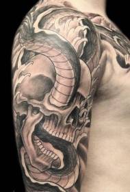 Čūskas un melni pelēka tetovējuma raksts uz lielās rokas