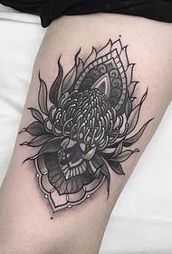 Groot arm chrysant swartgrys vanielje tatoeëringpatroon