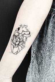 Arm des Mädchens, Herz, geometrisches Blumentätowierungsmuster