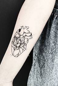 Brazo de niña, corazón, patrón de tatuaje floral geométrico