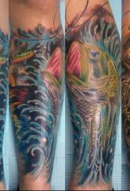 Arm gekleurd vis zeeoppervlak met letter tattoo patroon