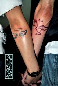 Couple de bras démon et tatouage totem d'ange