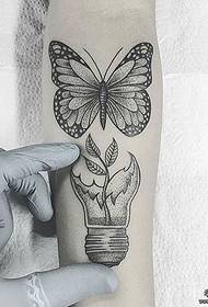 Tatuaje de punto de bolboreta de pequeno bulbo de planta patrón de tatuaje europeo e americano