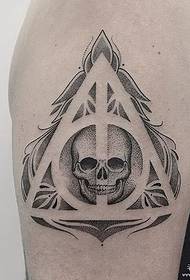 Dakong bukton sa skull geometric nga personalidad nga prick sa tattoo sa tattoo