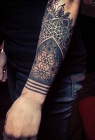 Ручно црно сиви племенски узорак тетоважа