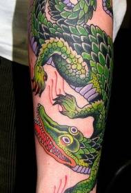 腕の漫画と緑のワニのタトゥーパターン