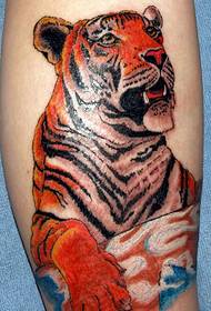 Besoaren kolore tigrearen tatuaje argazkia