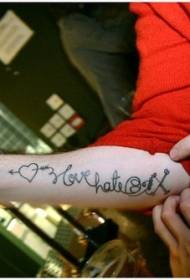 Forma inimii brațului cu model de tatuaj cu litere negre