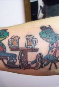 A rana está bebendo un patrón de tatuaxe de brazo de cor cervexa