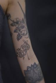 Roku reālistisks zieds ar vienkāršu portreta tetovējuma modeli