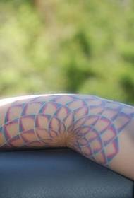 Modello di tatuaggio di loto surreale di colore del braccio