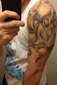 Tatuazh individual i oktapodit në krah