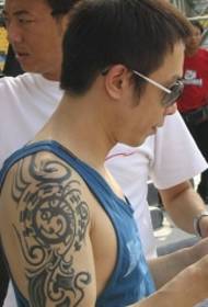 Ako usa ka mag-aawit Huang Guanzhong bukton totem tattoo pattern