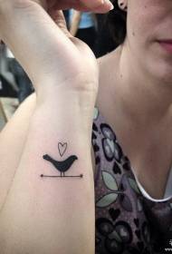 Pequeno patrón de tatuaxe de paxaro en forma de corazón fresco