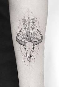 Татуировка в виде цветка черепа с антилопой на руке