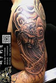 Grande braccio fuori dal tatuaggio a due stelle