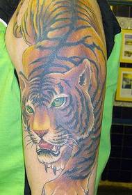 Besoaren kolore eskaladako tigrearen tatuaje eredua