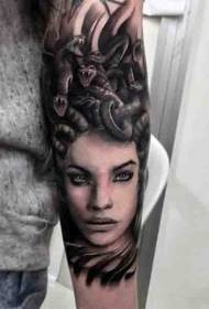 逼真的黑色誘惑美女杜莎頭肖像手臂紋身圖案