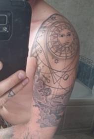 Un tatuatu di u sistema solare esquisitu nantu à u bracciu left di l'omu