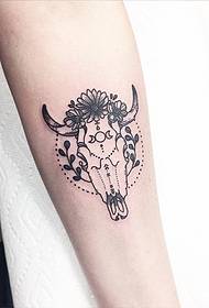 Mali ručni cvijet burdoka mali uzorak svježe tetovaže