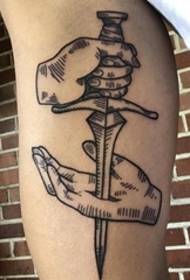 חרב יד בסגנון מינימליסטי שחור על הזרוע חודרת לקעקוע הדפוס ביד