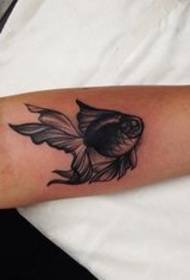 Très beau tatouage de poisson rouge sur le bras