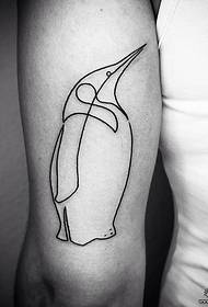 Wzór tatuażu pingwina dla dziewczynki z dużym ramieniem minimalistycznym