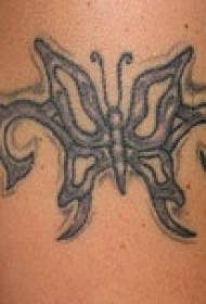 U mudellu di tatuaggi di totem tribale neru di farfalla