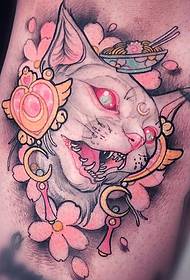 腕の日本の女の子の色の猫桜の入れ墨のパターン