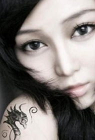 Model Girl tatuazh i hipokampusit për krah