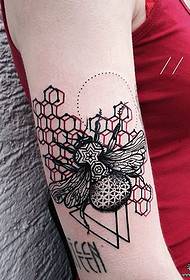 ʻOi aku ka nui o ka lima a me ka beeʻāina ʻo American bee hive geometric tattoo tattoo