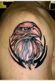 Tatuaje de aguia moi guapo no brazo grande