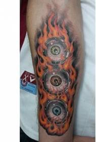 Рука полум'я і барвисті очей татуювання візерунок
