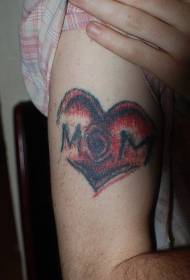 A forma di cuore nero e rosso con motivo tatuaggio braccio lettera