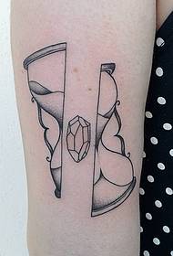 Hoop-tatuointikuvio murtuneilla käsivarreilla