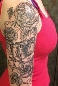 Dziewczyna ramię kwiat aparat czarny wzór tatuaż linii