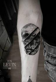 Arm in tatuu classicu neru è biancu in stile europeu è americanu