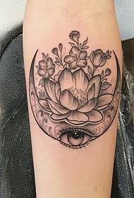 Arm, Europe , Hënë, Lotus, Sytë, Tattoo, Tattoo 10684 @ Kafazë me bojë kafeje të ngjyrosur me trëndafila dhe tatuazhe zogj