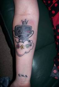 მკლავის გვირგვინის ღრუბელი და რობოტის tattoo ნიმუში