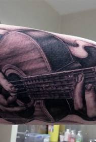 Ny tanana mainty sy fotsy izay misy endrika vita amin'ny pataloha gitara